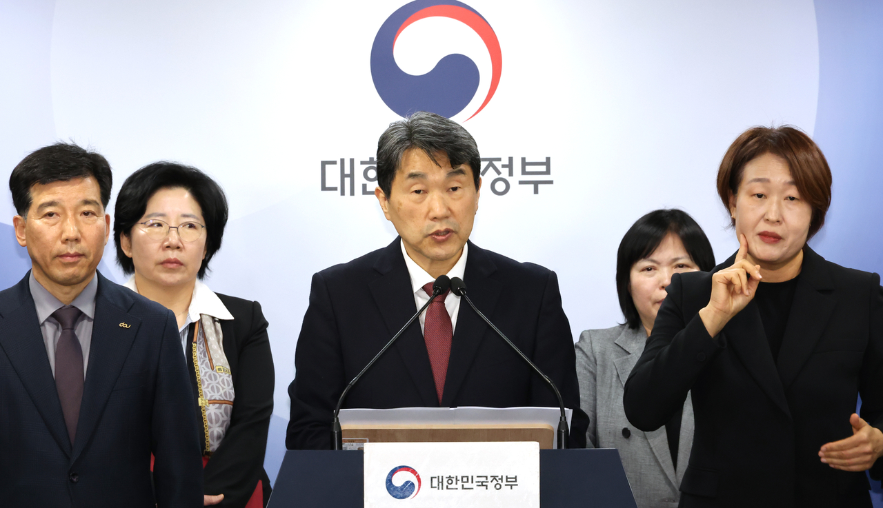 이주호 부총리 겸 교육부 장관이 의과대학 선진화를 위한 총장협의회 회장단 양오봉 전북대 총장, 이해우 동아대 총장, 한국의과대학의학전문대학원협회 이종태 이사장 등과 7일 서울 종로구 정부서울청사에서 학생 복귀 및 의대교육 정상화 브리핑을 하고 있다. [연합]
