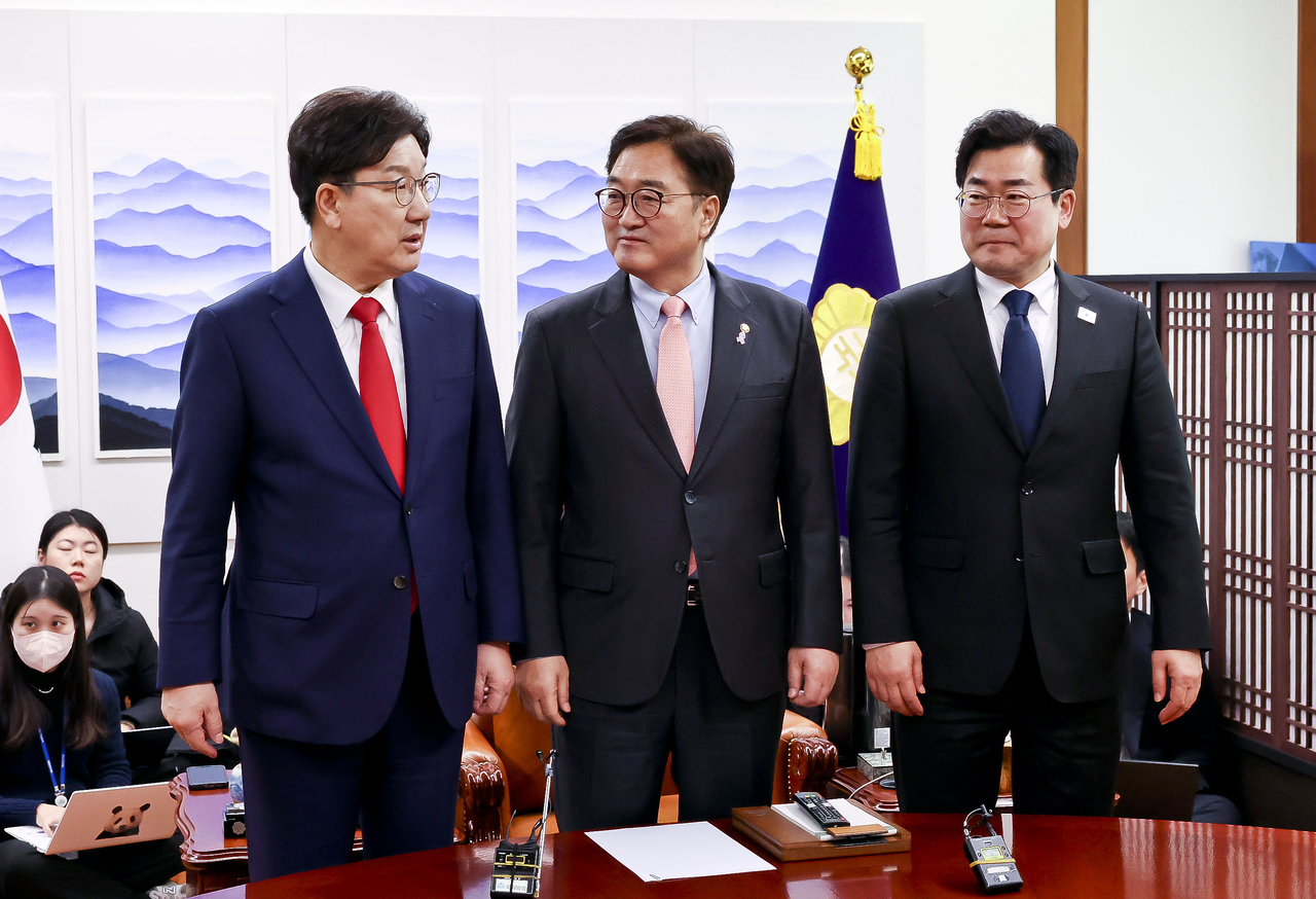 권성동 국민의힘 원내대표(왼쪽부터), 우원식 국회의장, 박찬대 더불어민주당 원내대표가 10일 서울 여의도 국회 의장실에서 열린 국정협의회에 앞서 기념 촬영하고 있다. 2025.3.10 [공동취재] [연합]