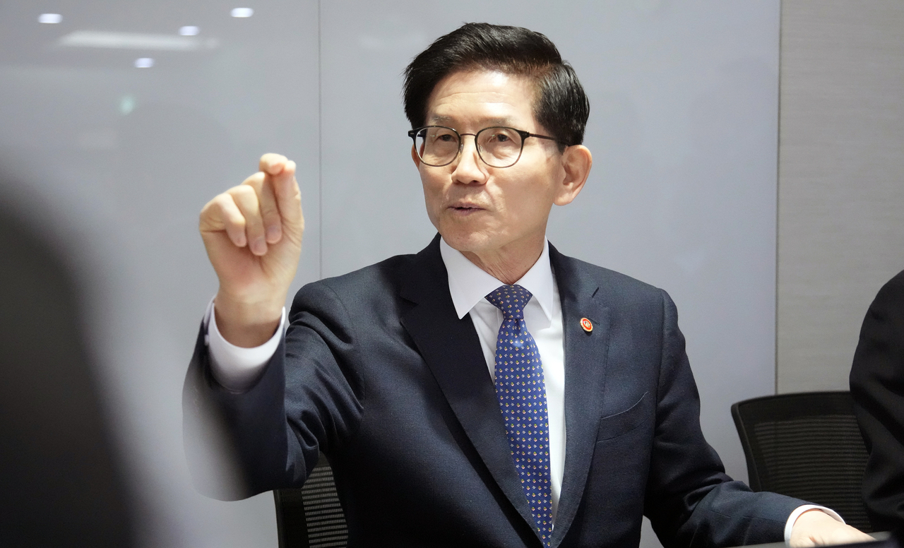김문수 고용노동부 장관이 10일 정부세종청사 고용노동부 기자실에서 기자들 간담회를 열고 있다. 김 장관은 연구개발(R&D) 특수 직군 주 52시간 근무시간 예외 적용을 골자로 하는 ‘반도체 특별법’과 관련해 “더불어민주당이 해주지 않는 것은 한국 경제를 살리겠다는 뜻이 없는 것으로 해석된다”고 비판했다. [고용노동부 제공]
