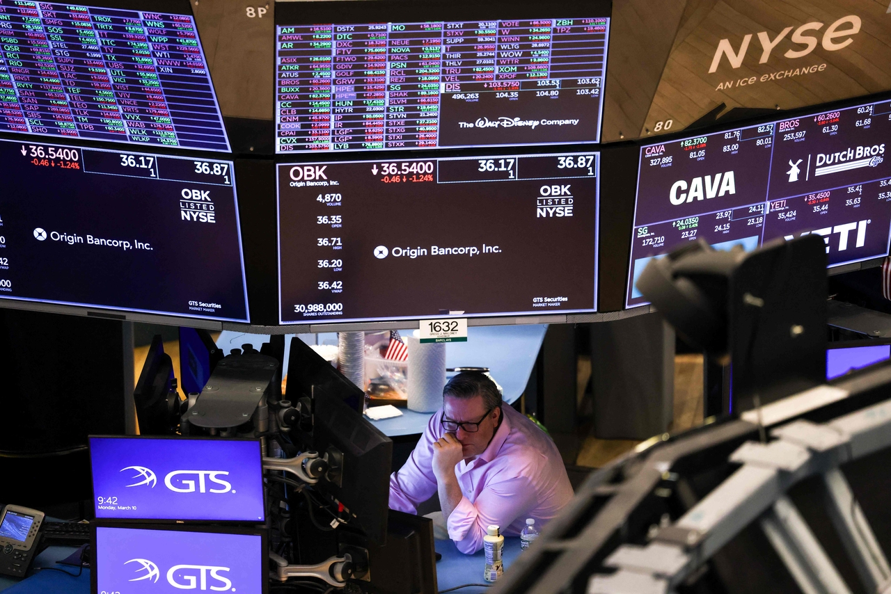 10일(현지시간) 미국 뉴욕시 월스트리트에 위치한 뉴욕증권거래소(NYSE)에서 개장 벨이 울리며 한 트레이더가 거래소에서 업무를 개시하고 있다. 이날 월스트리트 주가는 폭락했으며, 투자자들은 도널드 트럼프 미국 대통령의 관세 정책에 대한 불확실성이 세계 최대 경제 대국을 경기 침체로 몰아넣을 수 있다는 우려를 나타냈다.  [AFP]