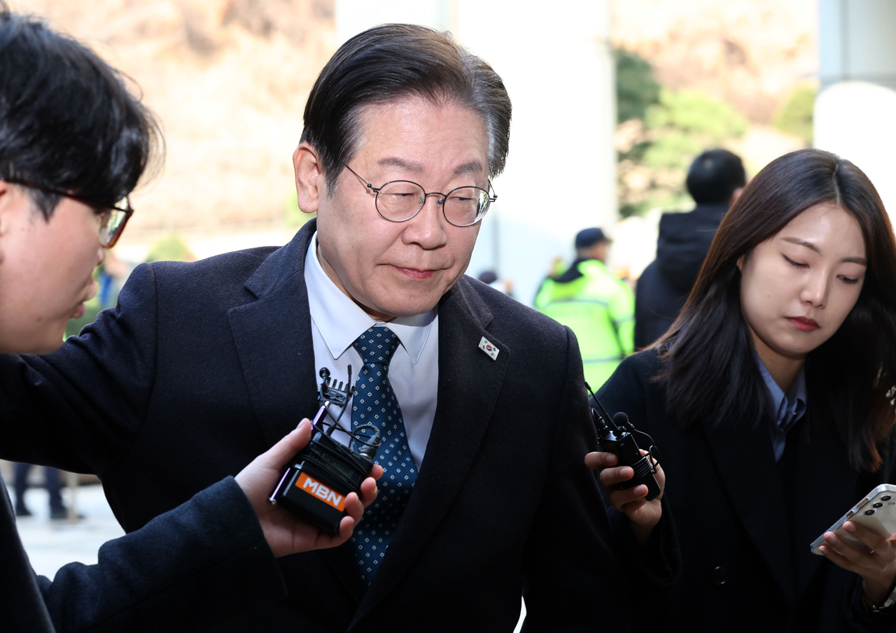 이재명 더불어민주당 대표가 11일 오전 서울 서초구 서울중앙지방법원에서 열린 대장동·백현동·위례신도시 개발 비리 및 성남FC 후원금 의혹 사건 1심 공판에 출석하고 있다. [연합]