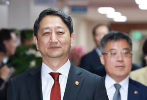 Govt. ministers call for exemption of semiconductor workers from 52-hour workweek system