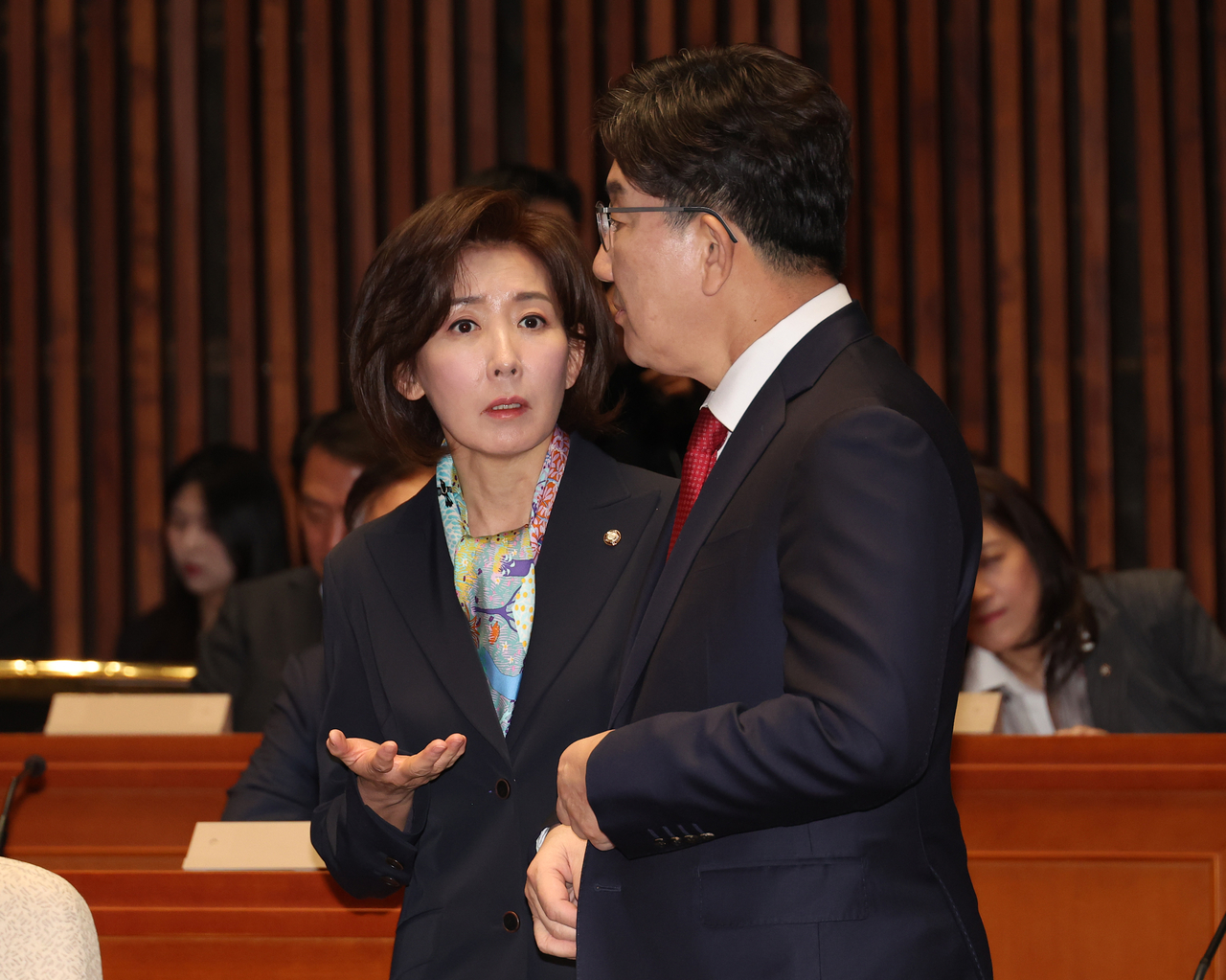 나경원 국민의힘 의원(왼쪽)과 권성동 원내대표가 11일 오전 국회에서 열린 의원총회에서 대화하고 있다. [연합]