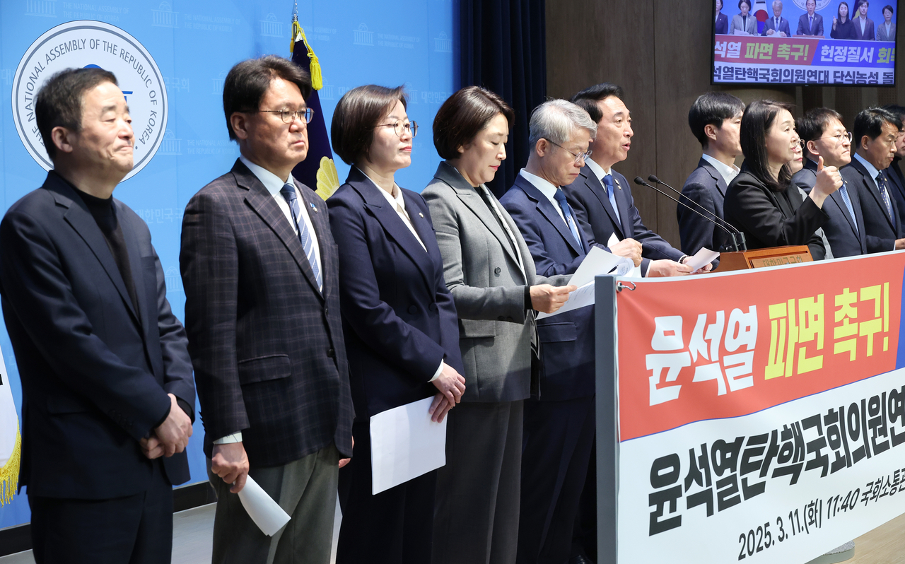 더불어민주당, 조국혁신당, 진보당 등 윤석열탄핵국회의원연대 의원들이 11일 국회 소통관에서 ‘윤석열 파면 촉구 및 헌정수호를 위한 단식농성 돌입’ 기자회견을 하고 있다. 더불어민주당 박수현 의원이 성명서를 낭독하고 있다. [연합]