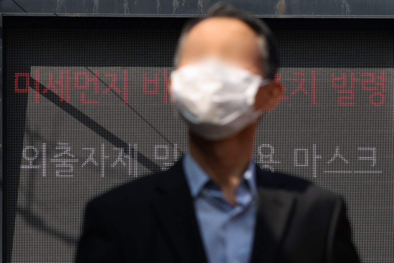 수도권에서 ‘고농도 미세먼지 비상저감조치’가 시행된 11일 서울시청 인근 전광판에 관련 안내가 나오고 있다. 이날 수도권·세종·충남 미세먼지 농도는 ‘나쁨’ 수준을 보이고 있다. [연합]