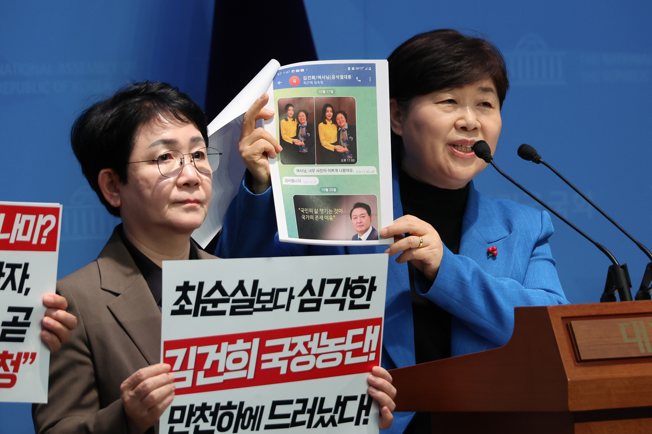더불어민주당 ‘명태균 게이트’ 진상조사단의 서영교 단장이 11일 서울 여의도 국회 소통관에서 명태균씨와 윤석열 대통령, 김건희 여사의 대화 기록과 사진 등을 공개하며 특검을 통한 진상규명을 촉구하고 있다.  [연합]