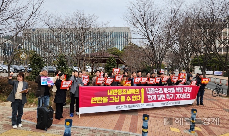 12일 오전 ‘윤석열 퇴진 순천시민비상행동’이  광주지검 순천지청 앞에서 항고 포기로 구속상태인 윤석열을 석방한 심우정 검찰총장을 규탄하고 있다. /박대성 기자.