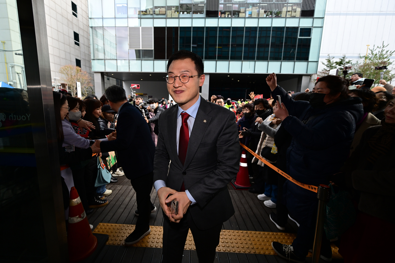 김상욱 국민의힘 의원이 5일 오후 서울 마포구 청년문화공간JU에서 열린 한동훈 전 국민의힘 대표 저서 ‘국민이 먼저입니다’ 북콘서트 행사에 참석하고 있다. 이상섭 기자