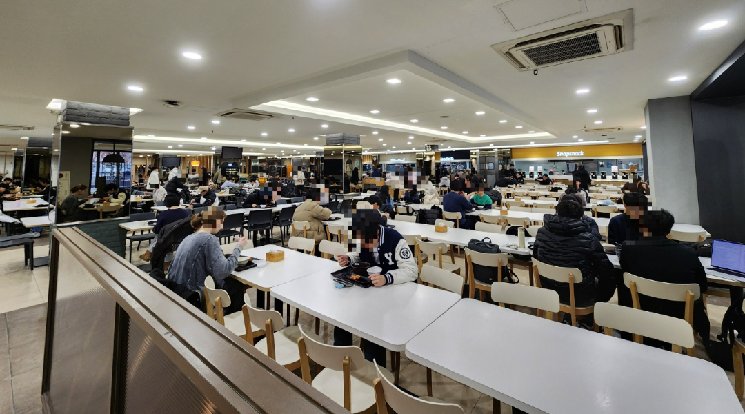 1000원 아침밥을 먹기 위해 학생들로 붐비는 서울 서대문구 연세대 학생식당 이영기 기자