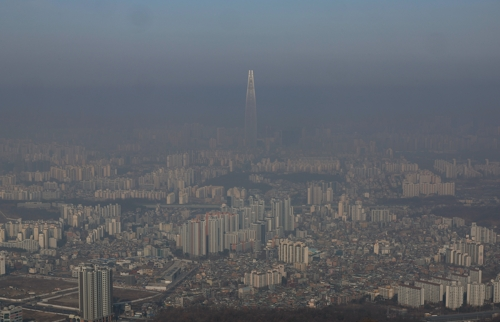 Seoul is seen covered in fine dust in this photo taken from the Cheongnyangsan Mountain Namhansanseong Observatory in Gwangju, Gyeonggi Province, with ultrafine dust levels forecast to remain at "bad" levels in the capital on Tuesday. (Yonhap)