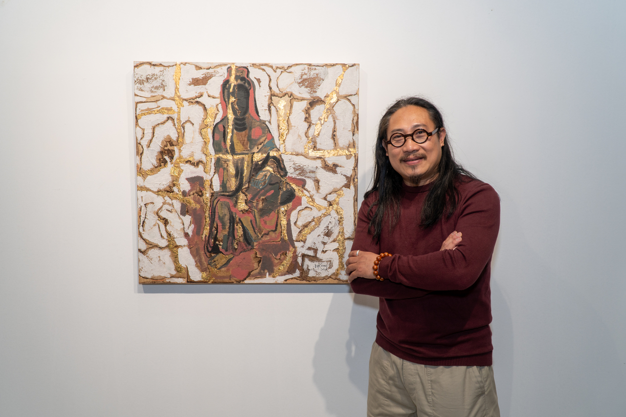 최근 경기도 용인시의 다올갤러리에서 베트남의 응오 훙 끼엉 작가가 자신의 작품을 전시한 현장에서 포즈를 취하고 있는 모습.[다올갤러리 제공]