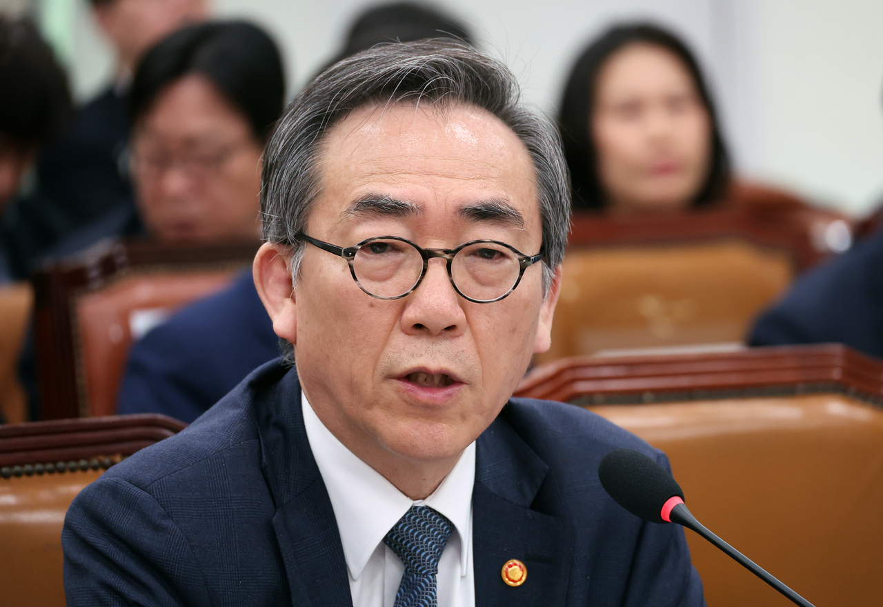 Foreign Minister Cho Tae-yul speaks during a parliamentary session in Seoul on Tuesday. (Yonhap)