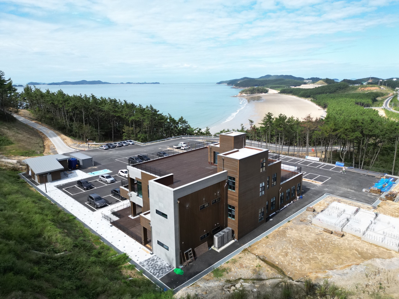 충남 원산도 자연휴양림 안내소 전경.