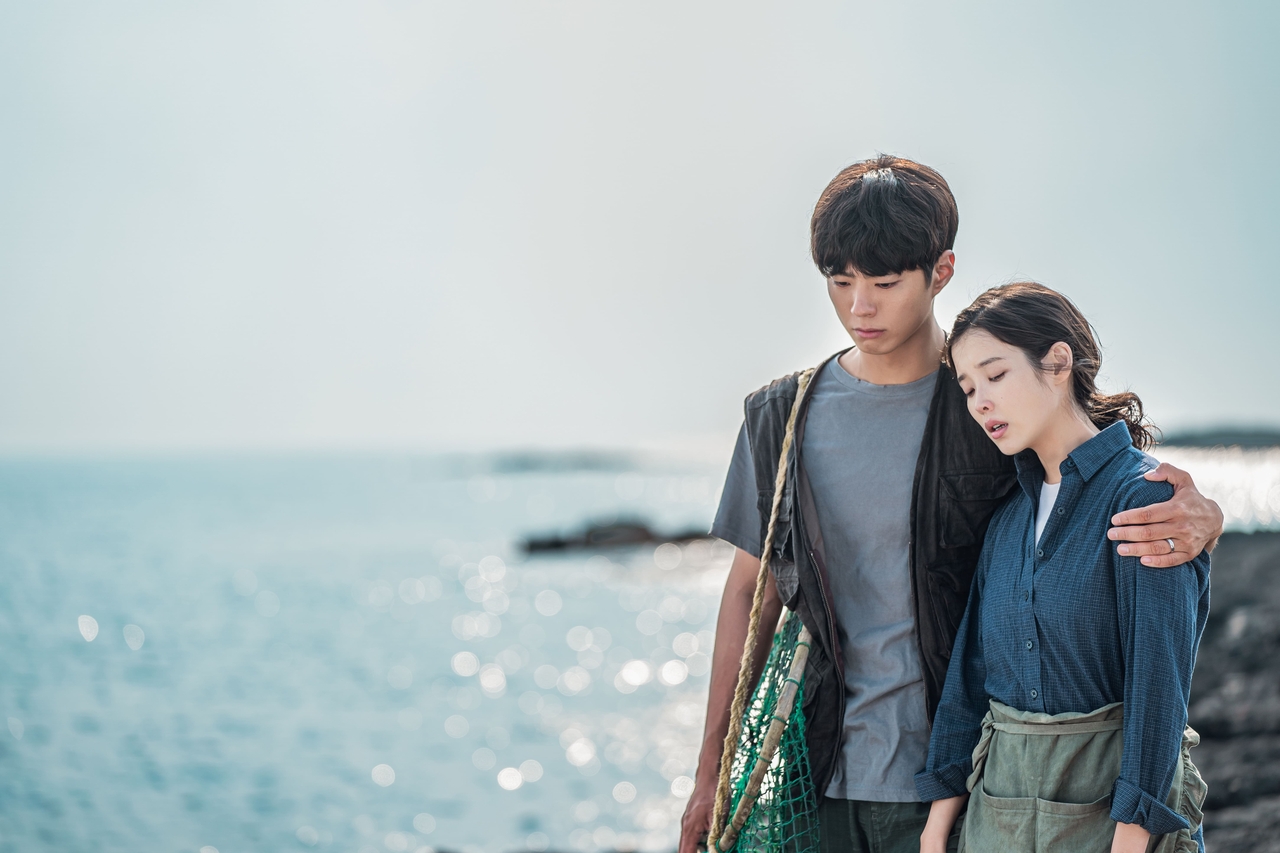 "When Life Gives You Tangerines," starring Park Bo-gum (left) and Lee Ji-eun (Netflix)