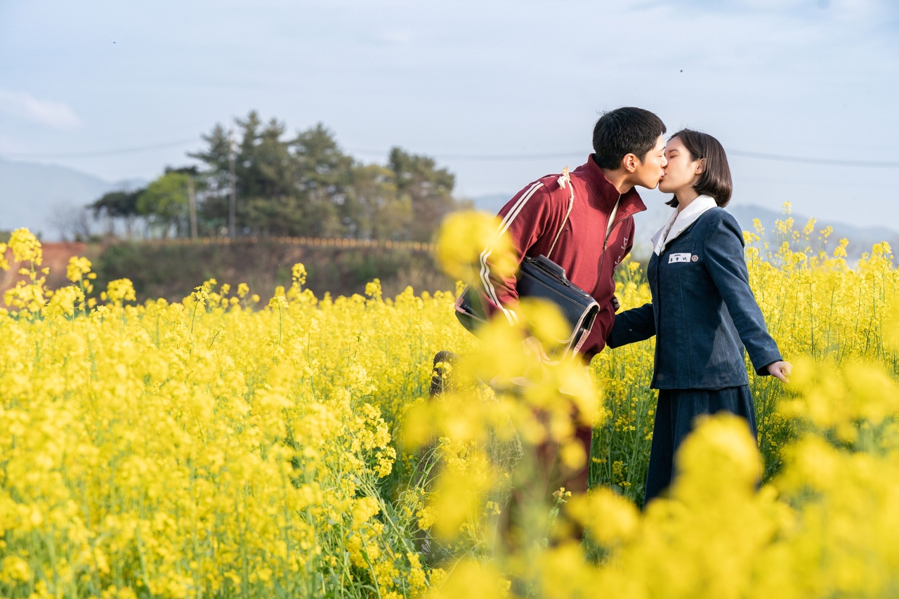 "When Life Gives You Tangerines," starring Park Bo-gum (left) and Lee Ji-eun (Netflix)