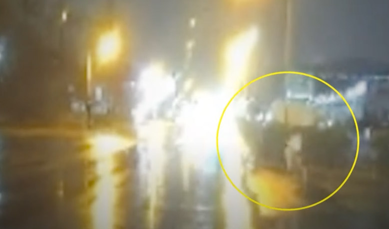 버스에서 내린 자폐 아동이 도로로 뛰어드는 모습. 경찰의 도움으로 무사히 가족에 인계됐다. [경찰청 유튜브 캡처]