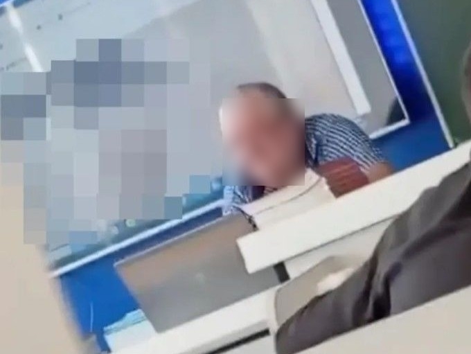 수업 중 스크린으로 포르노 본 러시아 교사 .더 선