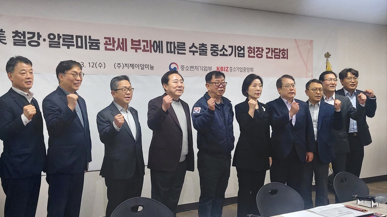 오영주(왼쪽 여섯 번째) 중소벤처기업부 장관과 김기문(왼쪽 네 번째) 중기중앙회장 등이 12일 경기 화성에서 열린 현장 간담회에 참석, 기념촬영을 하고 있다.  화성=유재훈 기자