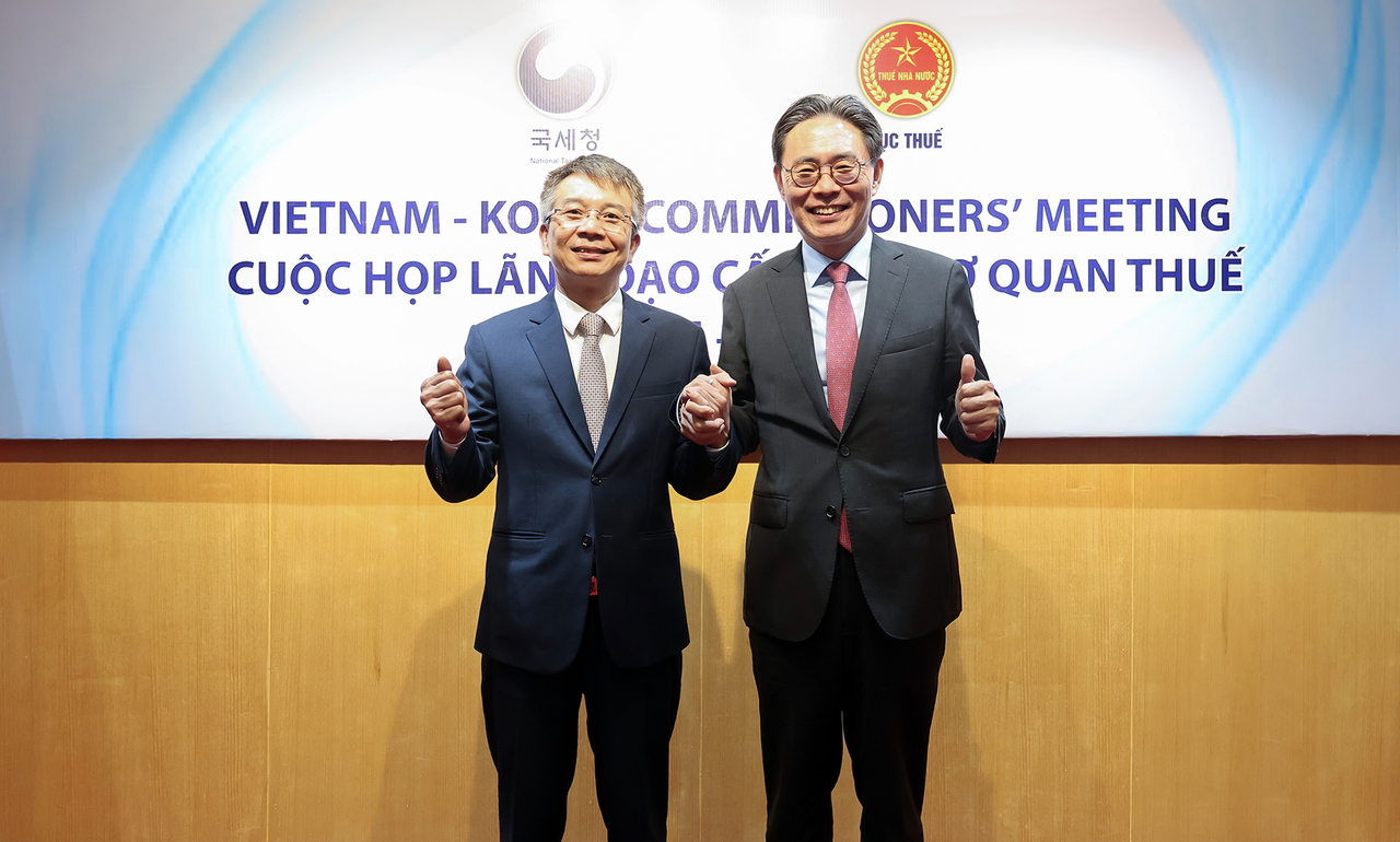 Korea's National Tax Service Commissioner Kang Min-su (right) and his Vietnamese counterpart, Mai Xuan Thanh, pose for a photo during their meeting in Hanoi on Tuesday. (National Tax Service of Korea)