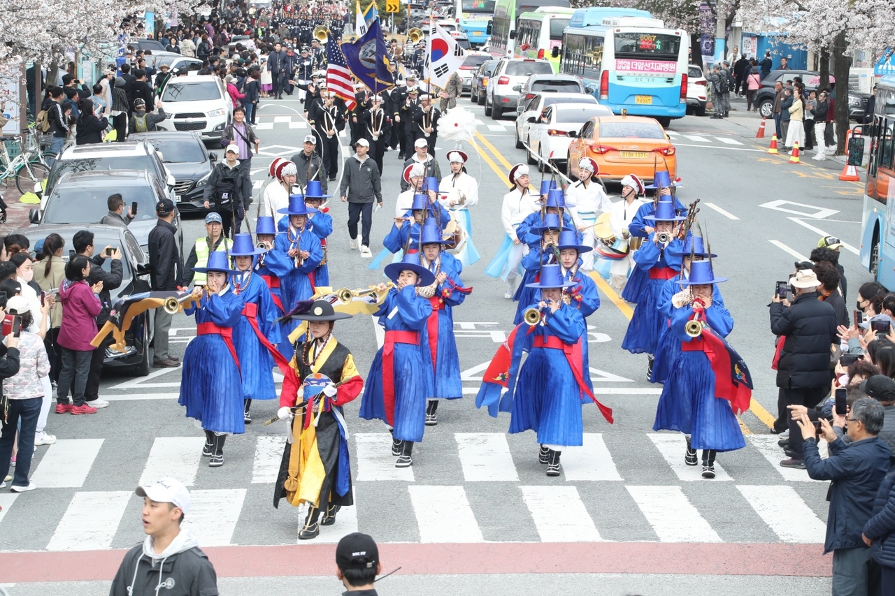 진해군항제 조선 수군 행렬을 재현한 ‘이충무공 승전행차’ [창원시 제공]