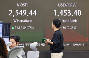 Seoul shares open higher on chip, battery gains