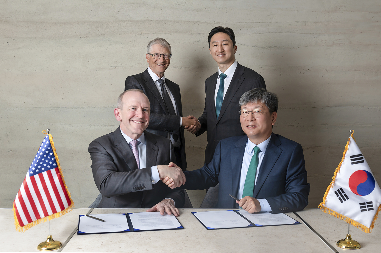 Clockwise from top left: TerraPower founder Bill Gates, HD Hyundai Vice Chairman Chung Ki-sun, head of Marine Energy Business Division at HD Hyundai Heavy Industries Won Kwang-shik and TerraPower president and CEO Chris Levesque shake hands as they sign a partnership to strengthen supply chain for Natrium plants. (HD Hyundai)