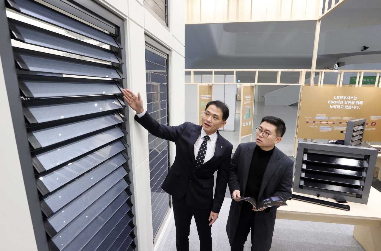 LX Hausys' low-emission Solar System Louver integrates solar power into air conditioner outdoor unit louvers in apartment buildings to reduce greenhouse gas emissions. (LX Hausys)