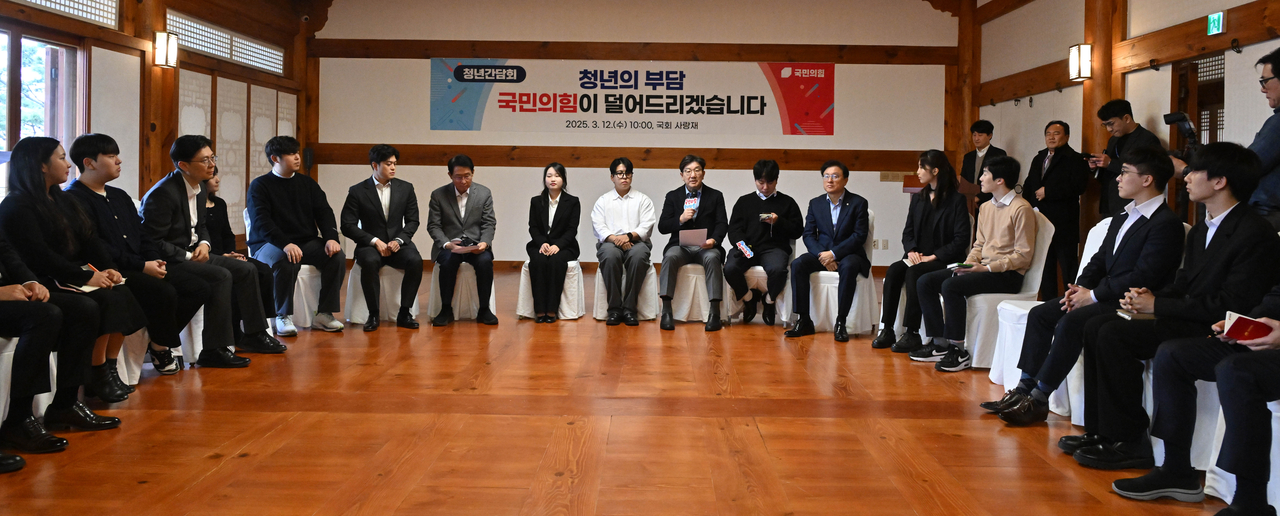 권성동(가운데) 국민의힘 원내대표가 12일 오전 서울 여의도 국회 사랑재에서 열린 청년 정책 간담회 ‘청년의 부담, 국민의힘이 덜어드리겠습니다’에 참석해 발언을 하고 있다.  임세준 기자