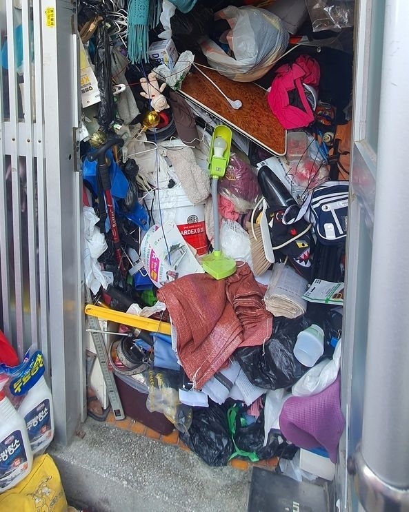 Objects are piled in a house, making entry difficult. (Busan Dong-gu City Office)
