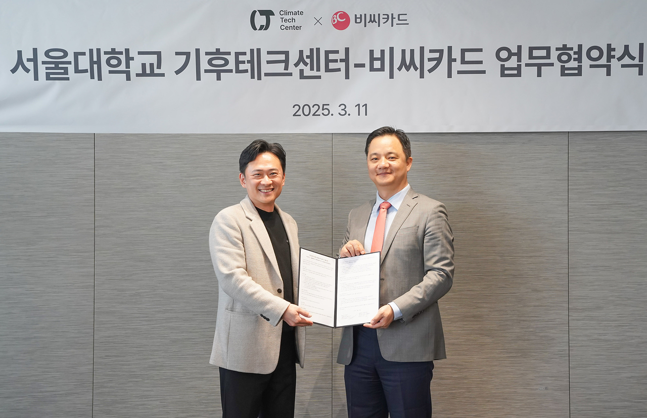 지난 11일 서울 중구 BC카드 본사에서 오성수 BC카드 상무(오른쪽), 정수종 서울대학교 기후테크센터 센터장이 ‘개인 탄소금융지수 공동 연구 및 개발’을 위한 산학연 협약 체결식을 기념하는 모습. [BC카드]