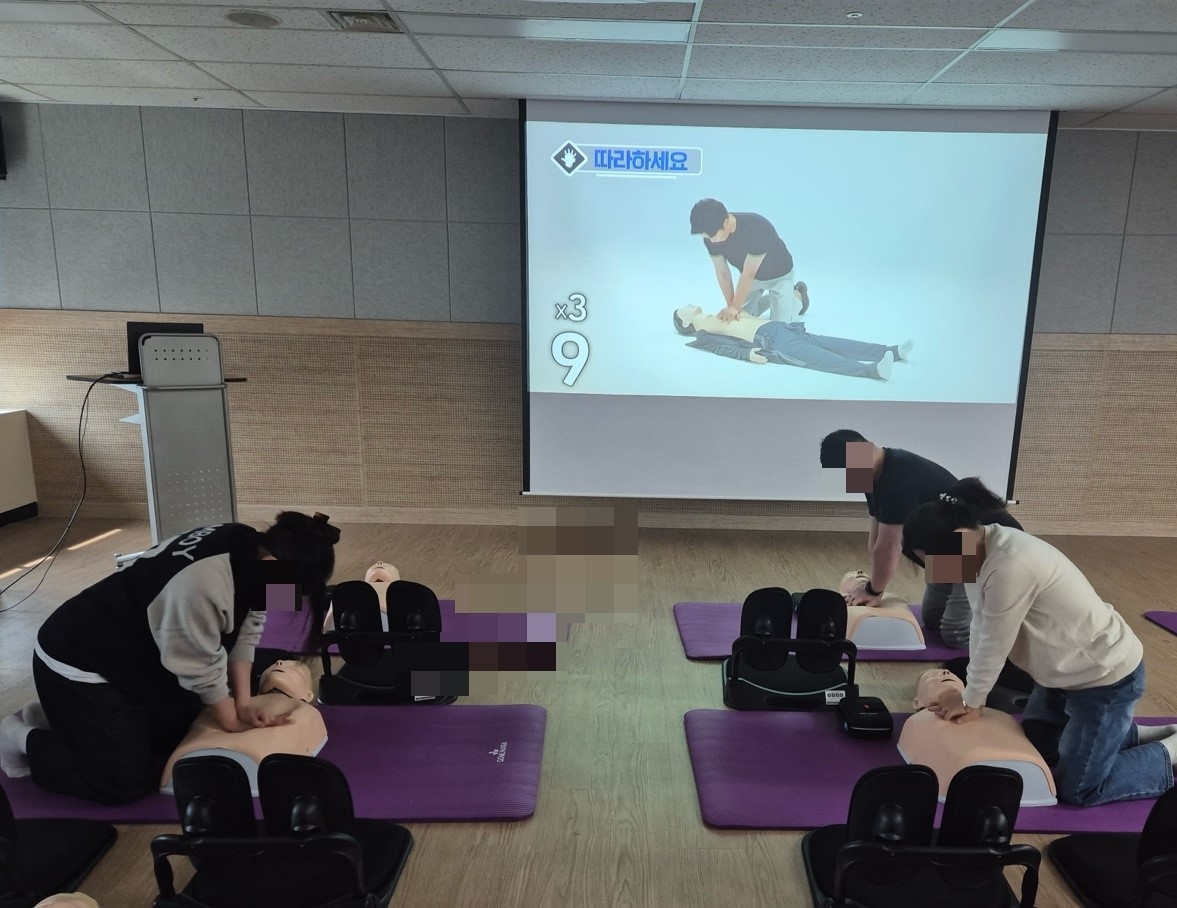 심폐소생술 교육 모습. [성북구 제공]