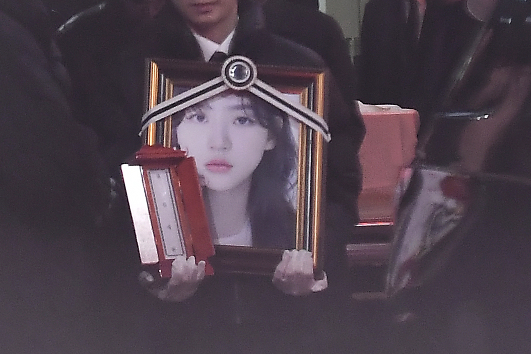 The portrait and memorial tablet of actress Kim Sae-ron are carried to a hearse during the funeral procession at Asan Medical Center in Songpa-gu, Seoul, Feb. 19. (Yonhap)