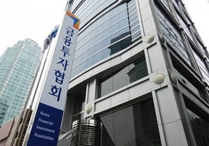 Bond sales rise on strong demand in Feb.