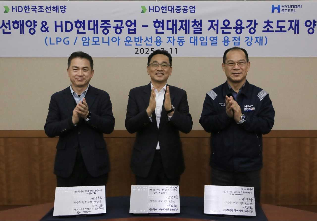 현대제철, HD한국조선해양, HD현대중공업 임직원들이 LPG‧암모니아 운반선용 강재 초도 생산 기념식에서 기념 촬영하고 있다. [현대제철 제공]