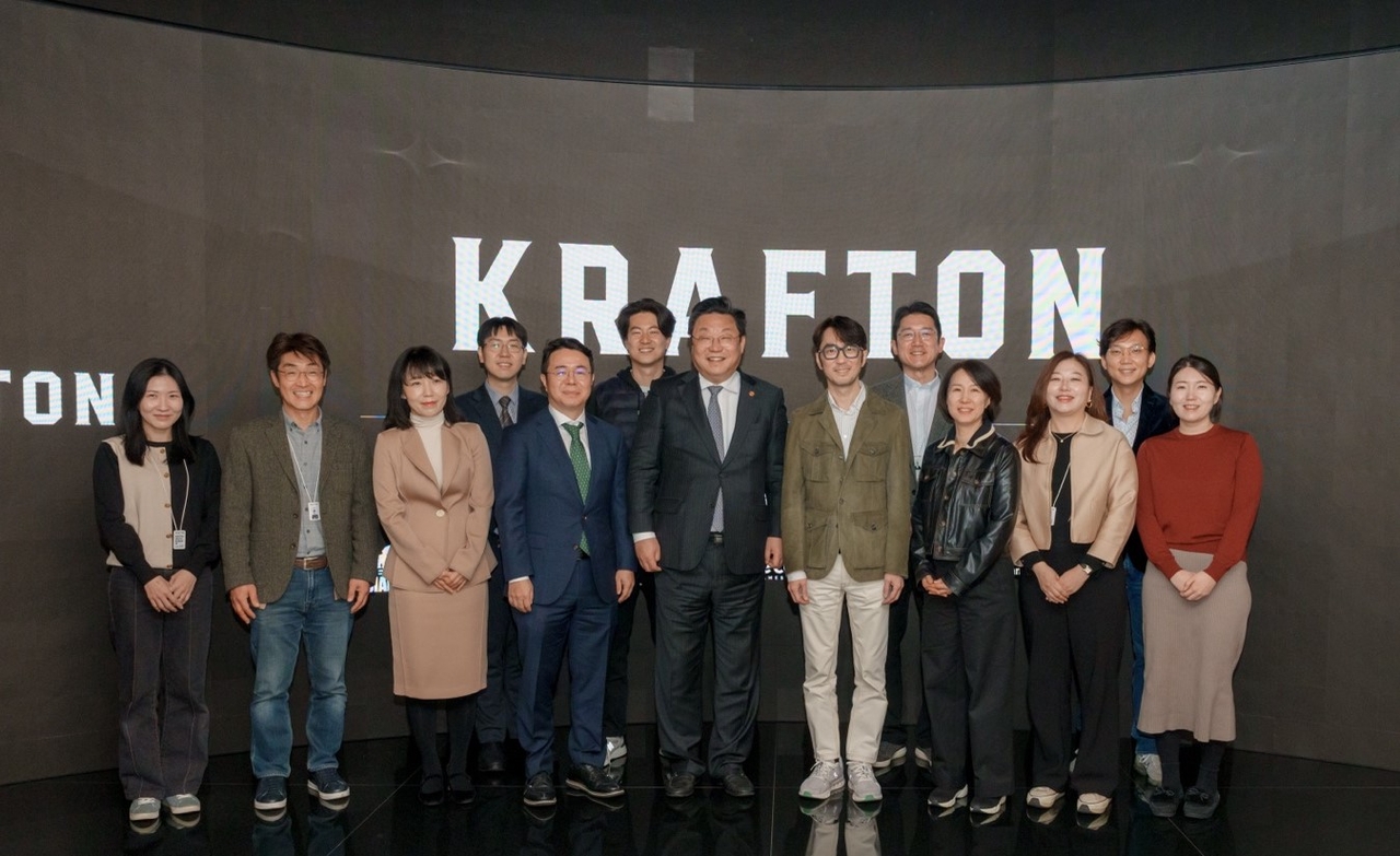 주형환 저출산고령사회위원회 부위원장(사진 앞줄 왼쪽부터 다섯 번째)과 김창한 크래프톤 대표이사(여섯 번째)를 비롯한 관계자들이 12일 서울시 강남구 크래프톤 본사에서 간담회를 갖고 기념촬영을 하고 있다.[저출산고령사회위원회 제공]