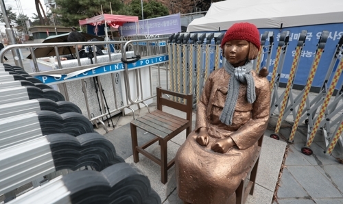 제106주년 3.1절을 하루 앞둔 지난 달 28일 서울 종로구 옛 일본대사관 앞에서 소녀상이 자리를 지키고 있다. 연합뉴스