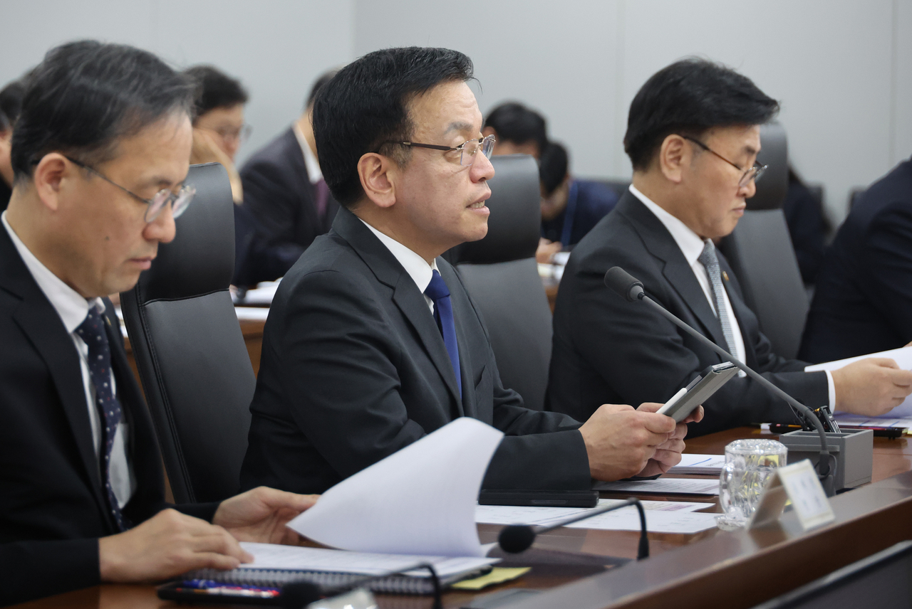 Acting President Choi Sang-mok (center) speaks at a meeting of economy-related ministers held at the government complex in the central city of Sejong on Wednesday. (Yonhap)
