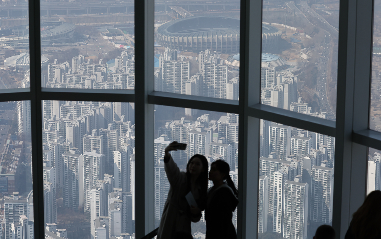 롯데월드타워 전망대에서 바라본 송파구 아파트 단지의 모습. [연합뉴스]