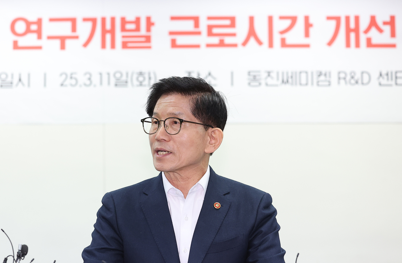 김문수 고용노동부 장관이 11일 경기 성남시 판교 동진쎄미켐 R&D센터에서 열린 ‘반도체 연구개발 근로시간 개선 간담회’에서 인사말하고 있다. [연합]
