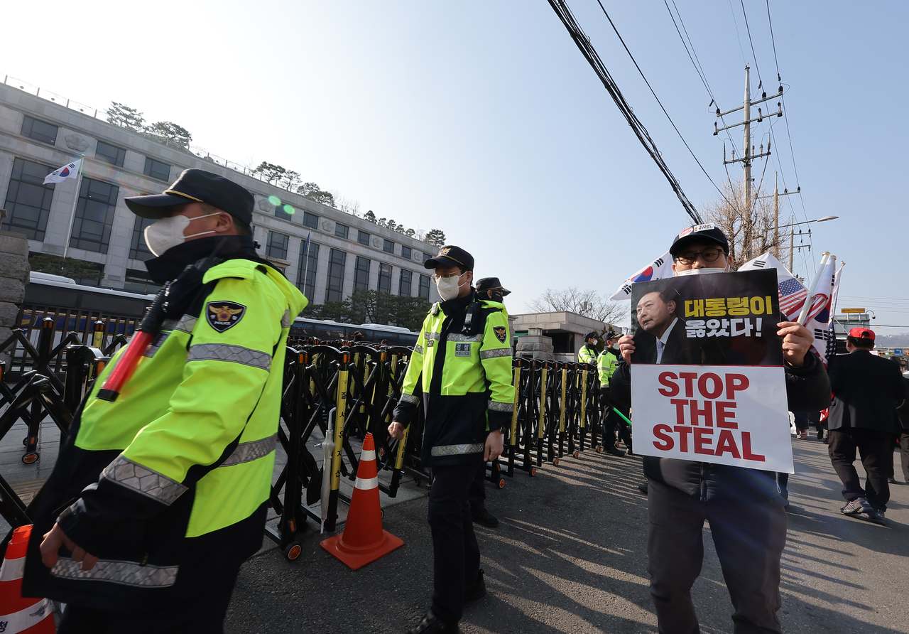 윤석열 대통령에 대한 탄핵심판 선고가 임박한 가운데 지난 11일 서울 종로구 안국동 헌법재판소 앞에서 ‘STOP THE STEAL’ 피켓을 든 시위자들이 탄핵 반대를 촉구하고 있다. [연합]