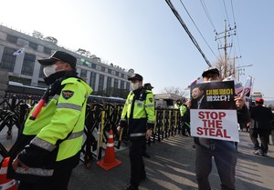 헌재 주변 골목 폭까지 쟀다…경찰, 탄핵선고 만반의 준비  [세상&]
