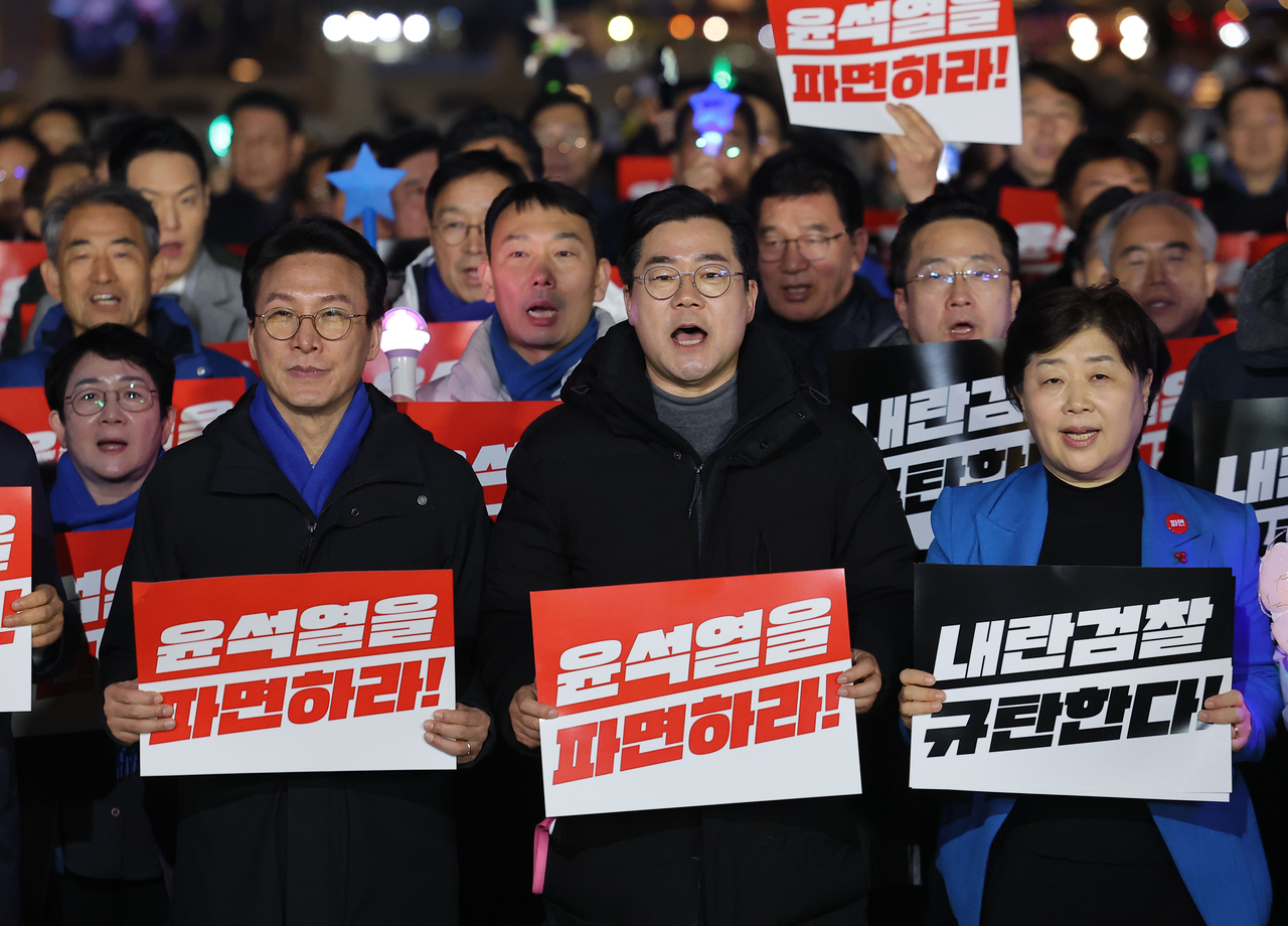 박찬대 더불어민주당 원내대표를 비롯한 의원들이 11일 서울 광화문 앞 당 천막농성장에서 의원총회를 하고 있다. [연합]
