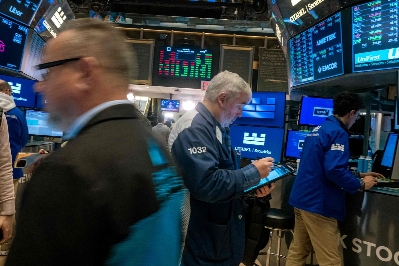 11일(현지시간) 뉴욕증권거래소(NYSE)에서 트레이더들이 일을 하고 있다. [AFP]