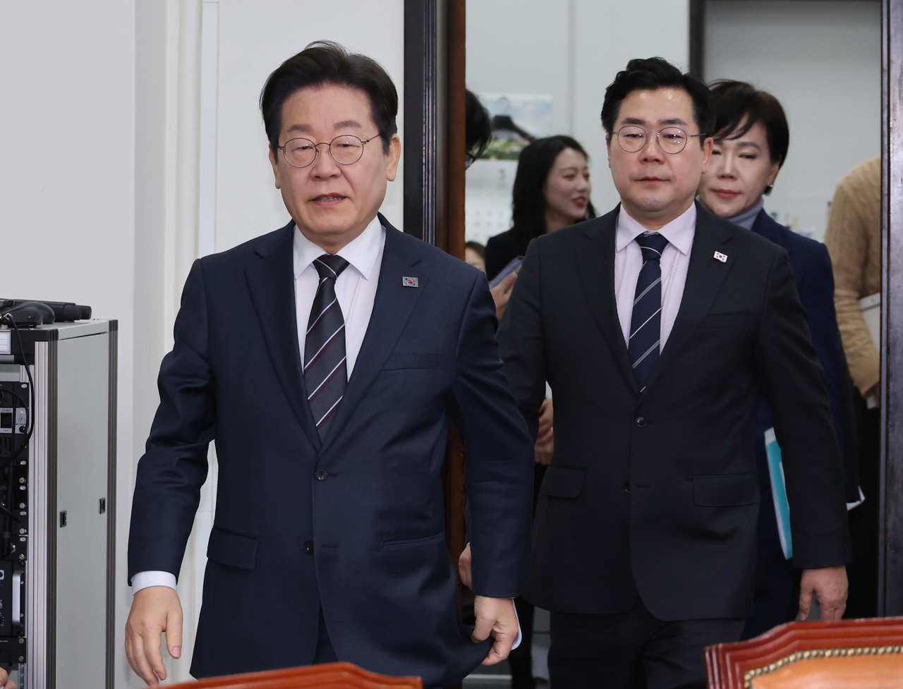 이재명(왼쪽) 더불어민주당 대표와 박찬대 원내대표가 12일 서울 여의도 국회에서 열린 최고위원회의에 입장하고 있다. [연합]