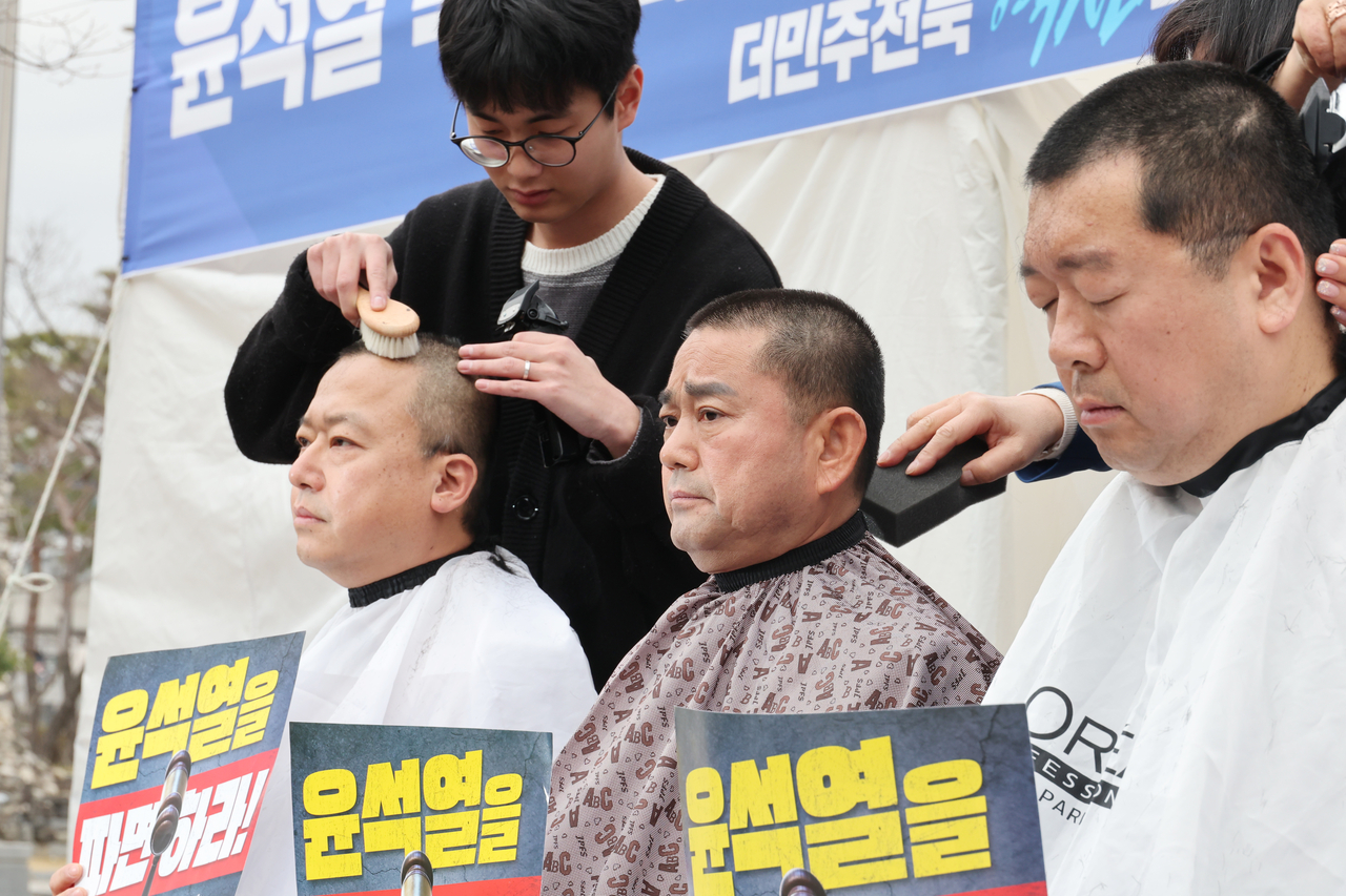 더불어민주당 친명계 원외 조직인 더민주전북혁신회 주요 인사 5명이 삭발하면서 윤석열 대통령의 파면을 촉구하고 있다. <연합뉴스>