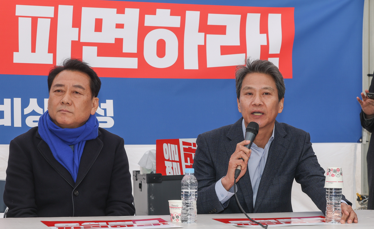 임종석 전 대통령 비서실장이 12일 서울 종로구 경복궁 앞 더불어민주당 천막 농성장에서 열린 국난극복을 위한 시국간담회에서 모두발언을 하고 있다. 왼쪽은 이광재 전 국회사무총장.[연합]
