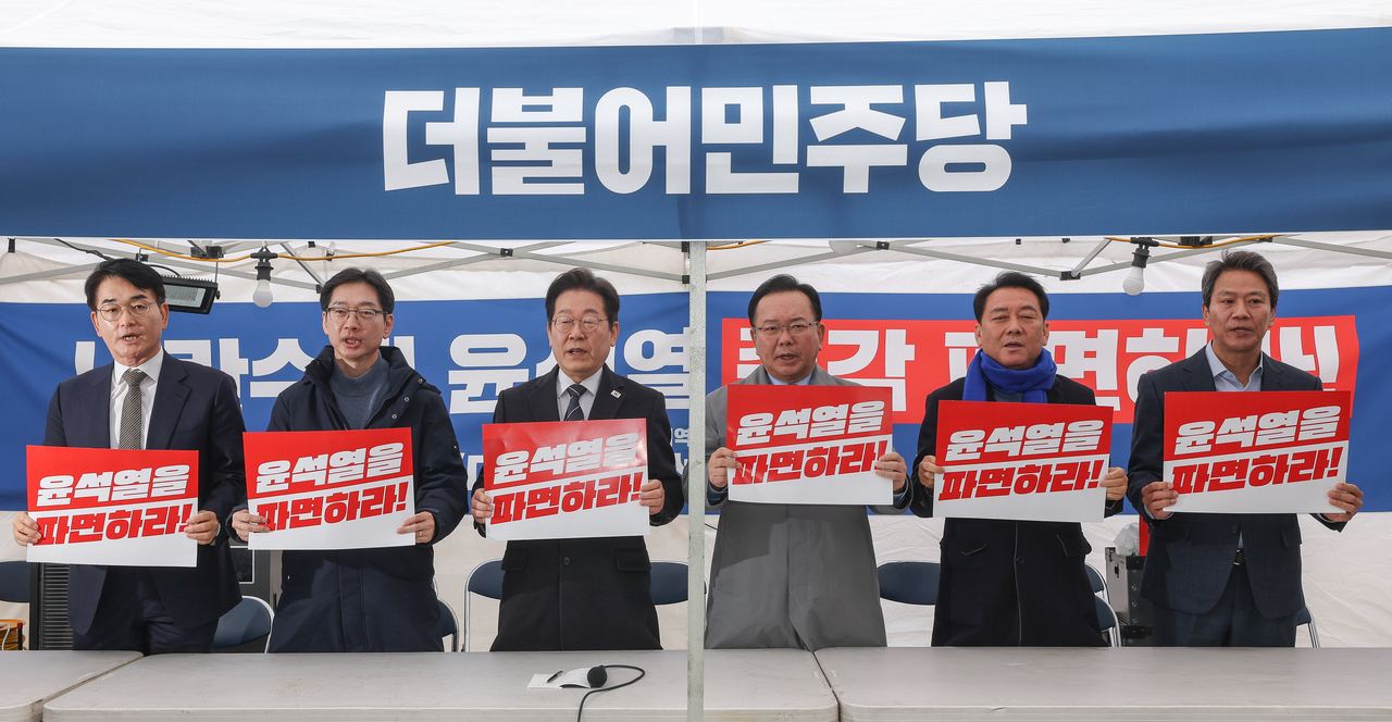 더불어민주당 박용진(왼쪽부터) 전 의원, 김경수 전 경남도지사, 이재명 대표, 김부겸 전 국무총리, 이광재 전 국회 사무총장, 임종석 전 대통령 비서실장이 12일 서울 종로구 경복궁 앞 더불어민주당 천막 농성장에서 열린 국난극복을 위한 시국간담회에서 구호를 외치고 있다. [연합]