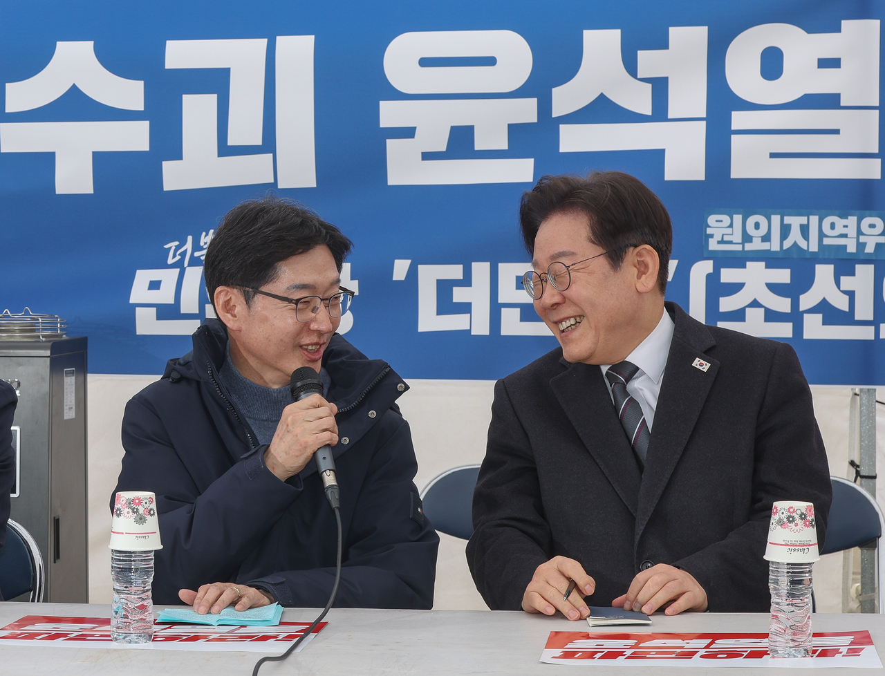 더불어민주당 이재명(오른쪽) 대표와 김경수 전 경남도지사가 12일 서울 종로구 경복궁 앞 더불어민주당 천막 농성장에서 열린 국난극복을 위한 시국간담회에서 대화하고 있다. [연합]