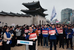 트럼프 관세 부과 첫날에도···여야, 탄핵대결 ‘거리정치’에 몰두