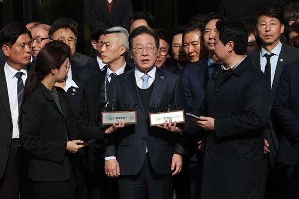 ▲더불어민주당 이재명 대표가 26일 서울중앙지법에서 열린 공직선거법 위반 사건 항소심에서 무죄를 선고받은 뒤 입장을 밝히고 있다. ⓒ연합뉴스